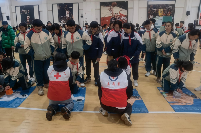 觀山湖區紅十字會在觀山湖區第七中學“擺攤”宣傳應急救護知識。羅正秀 攝.jpg