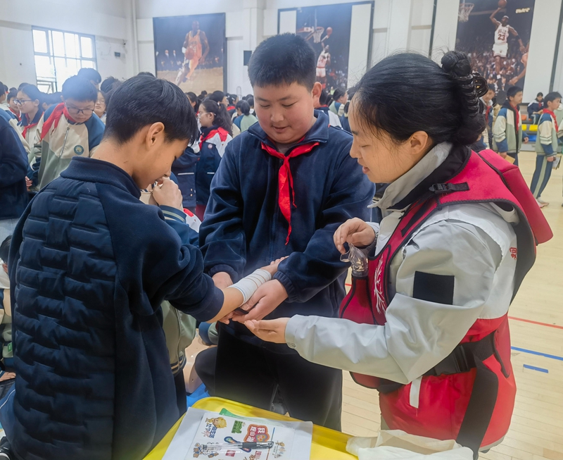 紅十字志愿者指導學生進行應急救護實操。羅正秀 攝.jpg