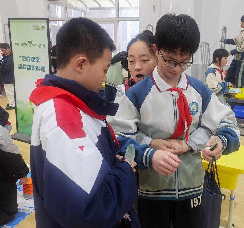 紅十字志愿者指導學生進行應急救護實操。羅正秀 攝.jpg