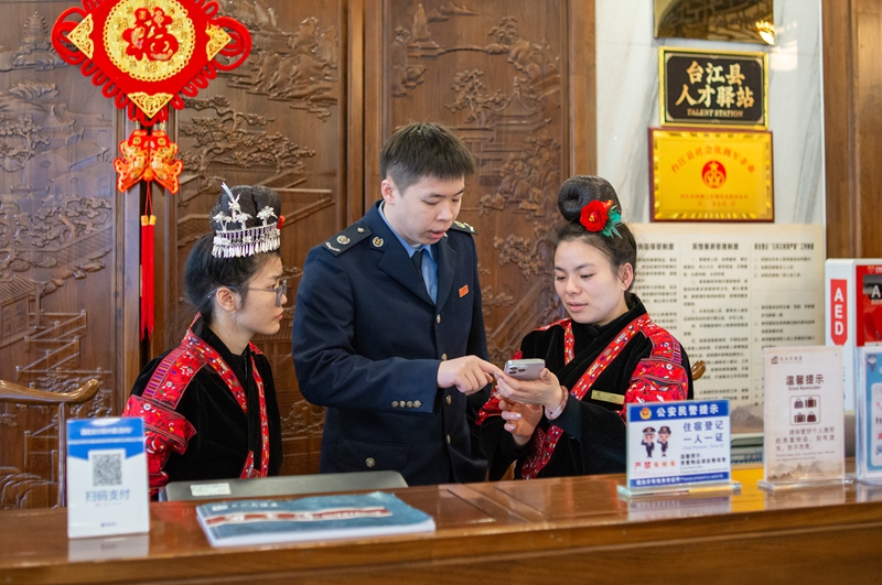 稅務干部面對面輔導酒店前臺人員開票