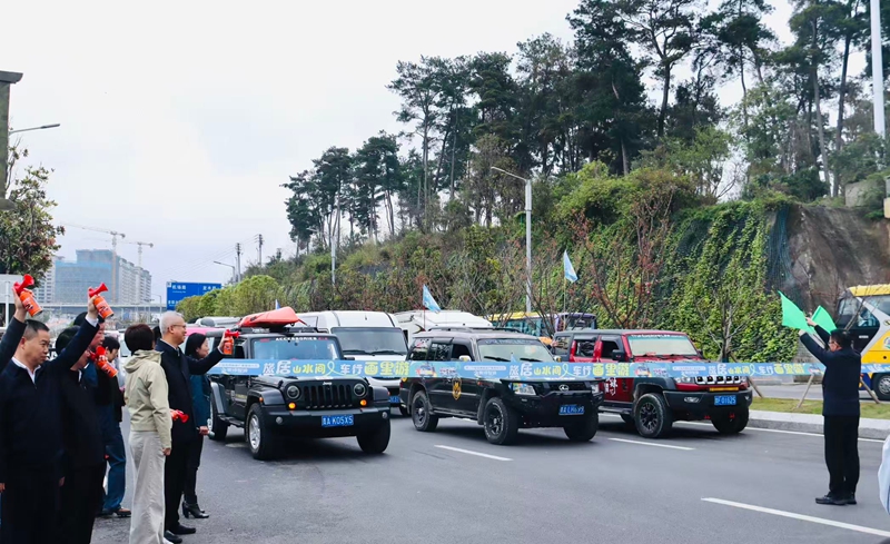 房車統(tǒng)一啟航。張珂攝