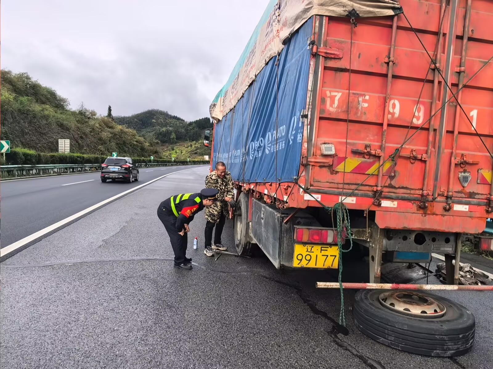 1 圖為執法人員查看貨車故障情況
