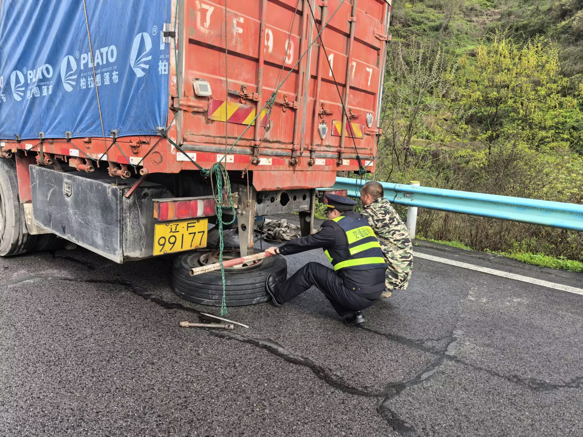 2 圖為執法人員幫助司機更換輪胎