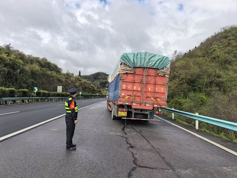 3 圖為故障貨車平安駛離