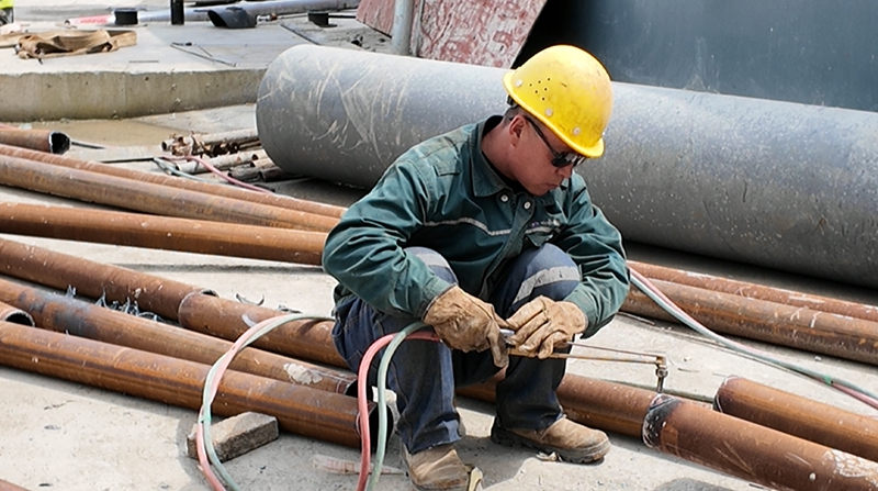 金沙縣煤炭儲備基地一期項目現(xiàn)場工人施工中。 彭垚攝.jpg