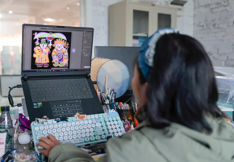 3月25日，施秉縣舞水云臺旅游商品開發有限公司設計人員在用苗繡AI創藝大模型設計苗繡產品。