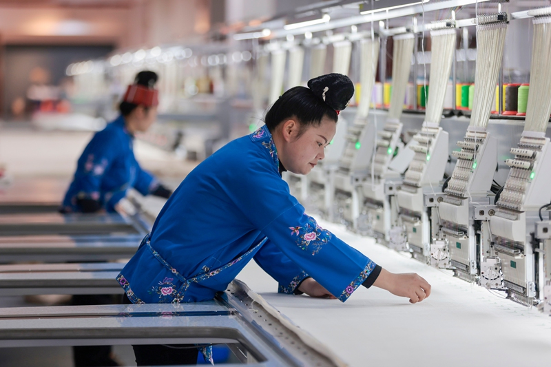 3月25日，施秉縣舞水云臺旅游商品開發有限公司員工在苗繡產品數字化云生產平臺作業。