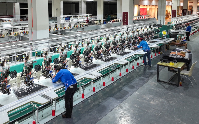 3月25日，施秉縣舞水云臺旅游商品開發有限公司員工在苗繡產品數字化云生產平臺作業。