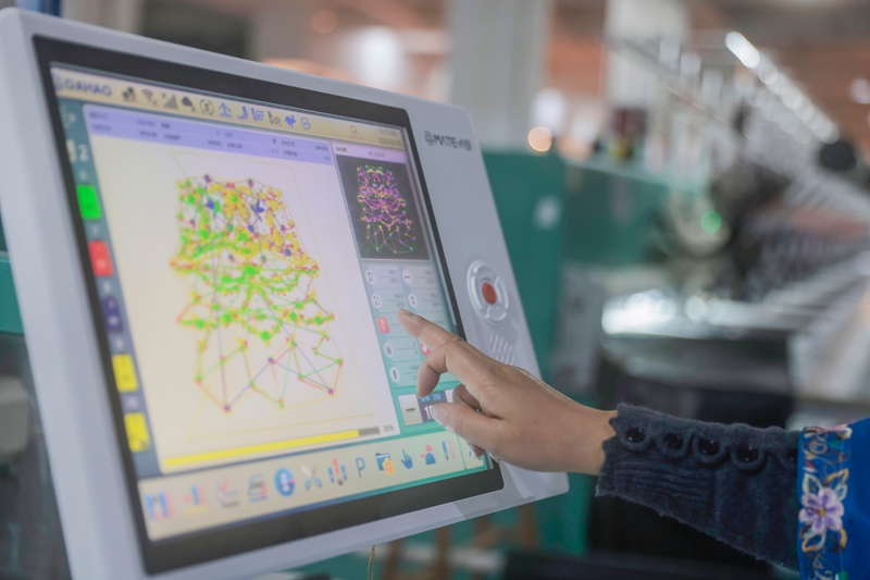 3月25日，施秉縣舞水云臺旅游商品開發有限公司員工在苗繡產品數字化云生產平臺作業。