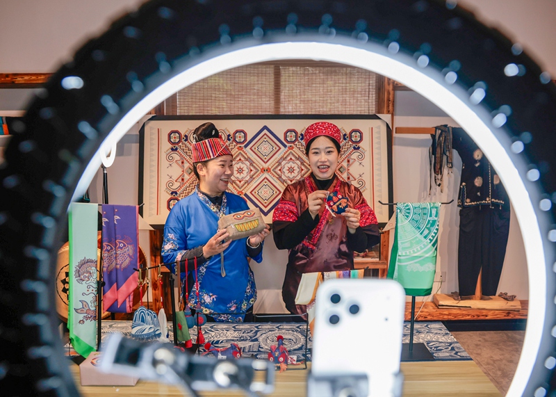 3月25日，施秉縣舞水云臺旅游商品開發有限公司員工在鄉村振興直播間推介苗繡文創產品。