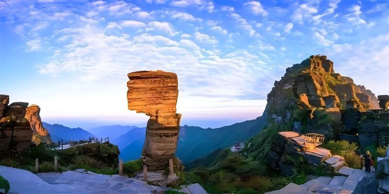 晨曦中的梵凈山。