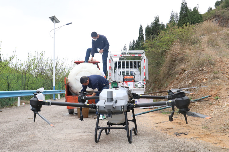 施秉縣雙井鎮(zhèn)無人機(jī)操作員在給無人機(jī)加注營養(yǎng)液。