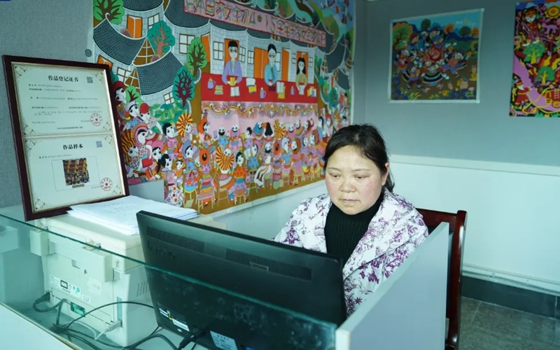 何劍春為創(chuàng)作者進行作品版權信息登記。何梅 攝.jpg