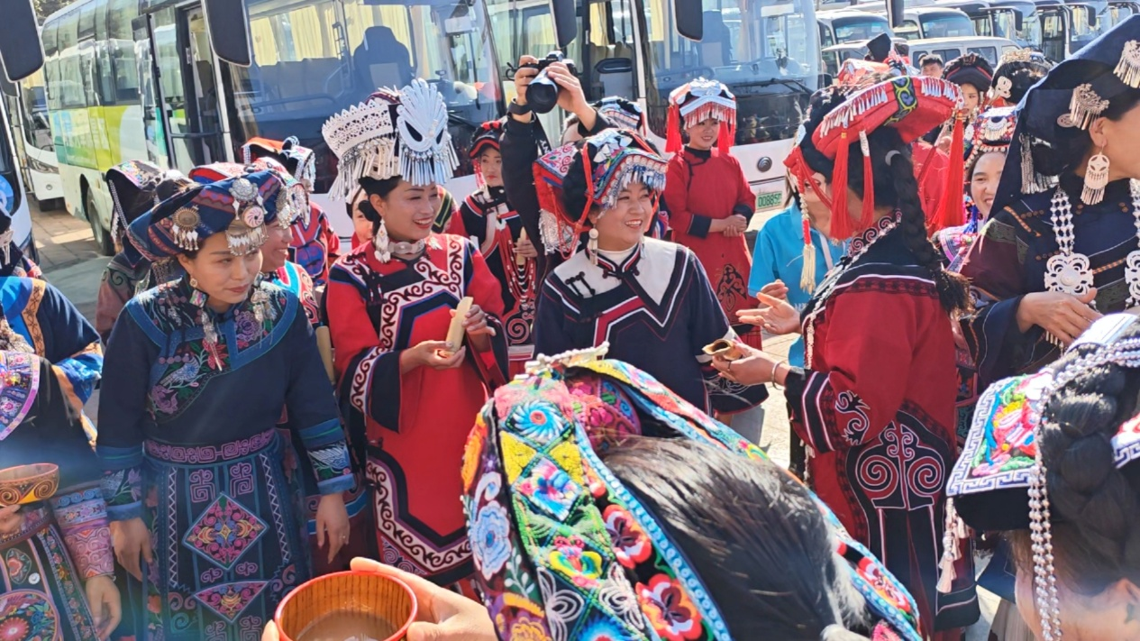 迎賓攔門酒體驗。趙陸馨攝