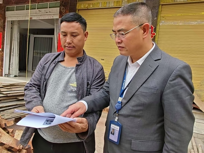 工作人員上門宣傳“信用辦電業務” 。 汪用懷  攝.jpg