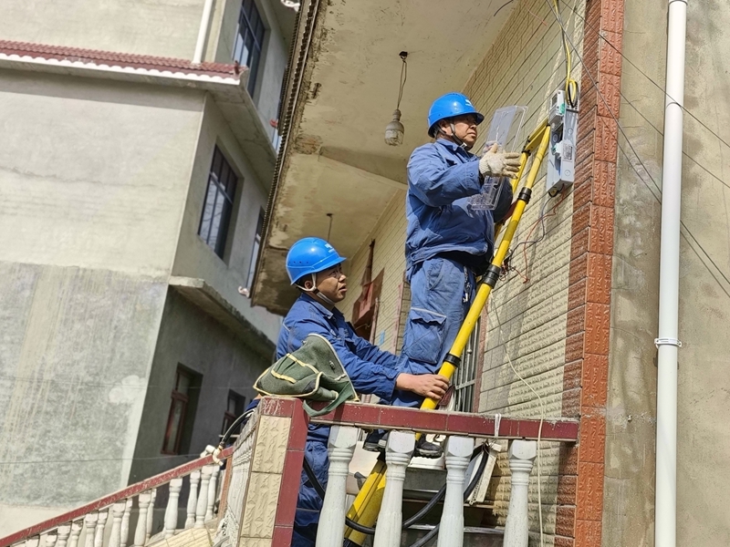 工作人員為用戶安裝電能表。  王進 攝.jpg