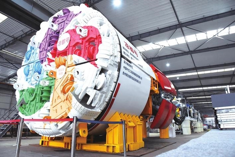 世界首臺(tái)礦用機(jī)動(dòng)型硬巖掘進(jìn)機(jī)——“涼都號(hào)”。 - 副本.jpg