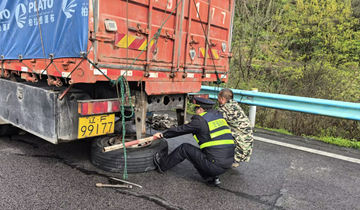 高速突發狀況暖心處置 執法人員助爆胎貨車順利脫困一直以來，高速交通執法人員始終堅守崗位，以“保安全、保暢通、暖服務”為宗旨，時刻關注著道路通行狀況和司乘人員的需求，用專業、高效、暖心的服務，為過往車輛筑起一道堅實的安全防線。