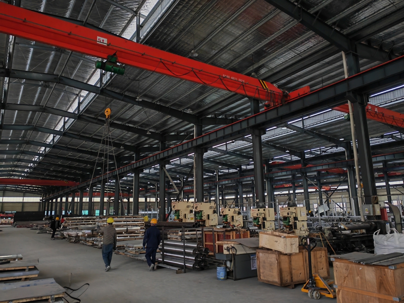 貴州金三葉機械制造有限公司的生產車間機器轟鳴。 陳昱攝.jpg