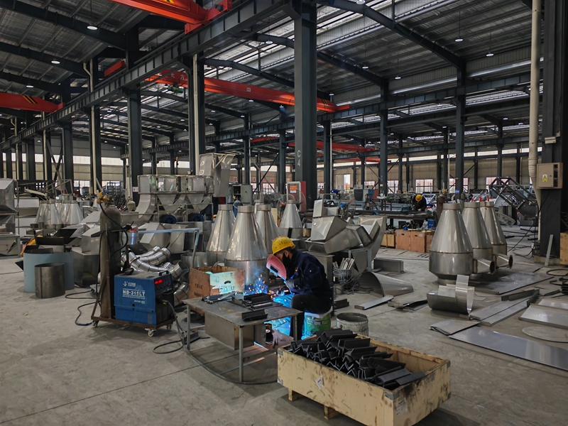 貴州金三葉機械制造有限公司忙碌的生產車間。 陳昱攝.jpg