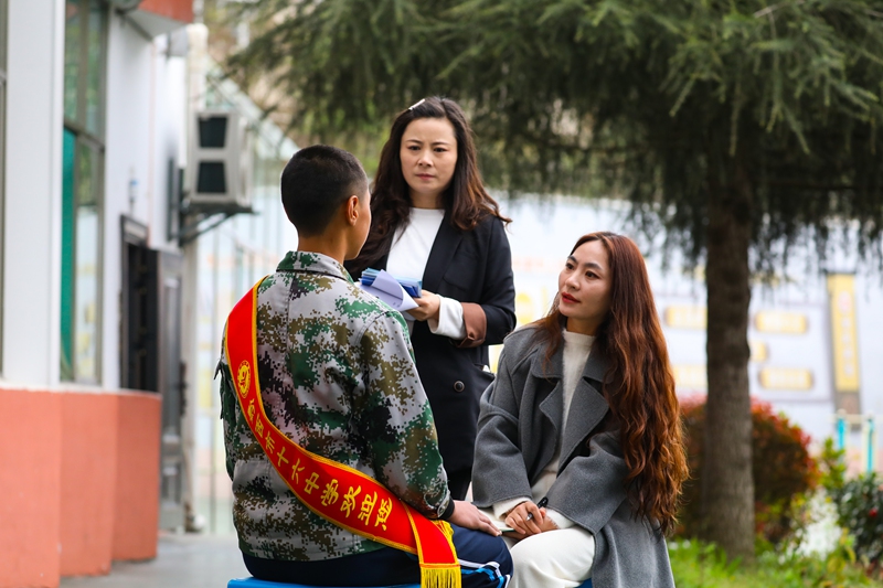 3月26日，黔西市第十六中學舉行第一季度家庭教育培訓。心理健康教育專業老師正在單獨給學生講解如何與父母、老師以及同學溝通，還講解了《中華人民共和國未成年人保護法》等知識。
