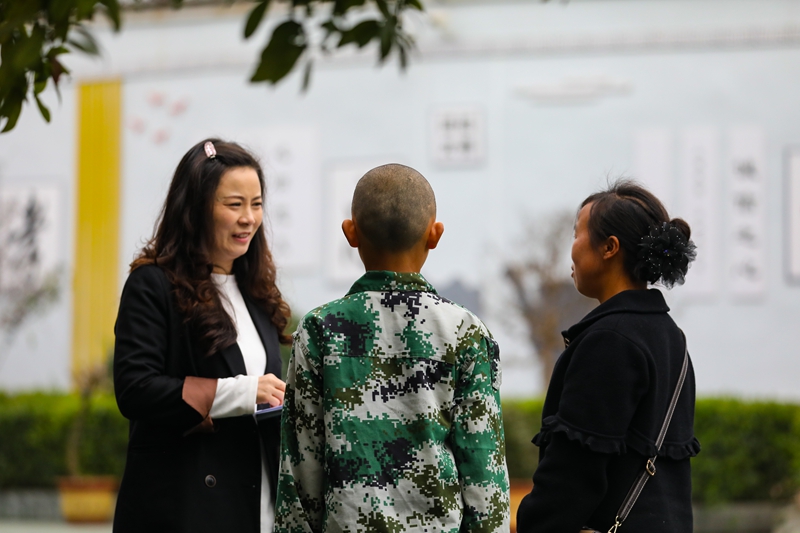 3月26日，黔西市第十六中學舉行第一季度家庭教育培訓。學校老師正在單獨給學生以及學生家長講解如何與孩子溝通，助力孩子健康成長。 