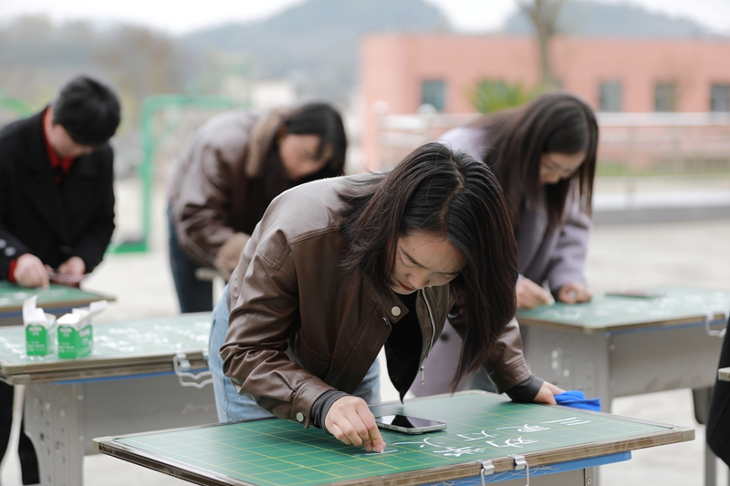 3月26日，黔西市林泉鎮林泉小學的教師在操場上參加硬筆書法比賽。 