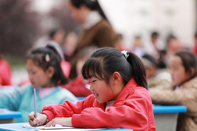 3月26日，黔西市林泉鎮林泉小學的學生在操場上參加硬筆書法比賽。