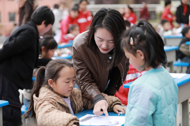 3月26日，黔西市林泉鎮林泉小學的學生在操場上參加硬筆書法比賽。