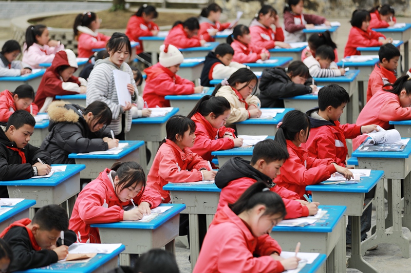 3月26日，黔西市林泉鎮林泉小學的學生在操場上參加硬筆書法比賽。