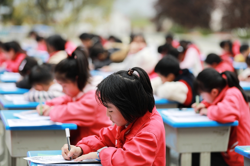 3月26日，黔西市林泉鎮林泉小學的學生在操場上參加硬筆書法比賽。