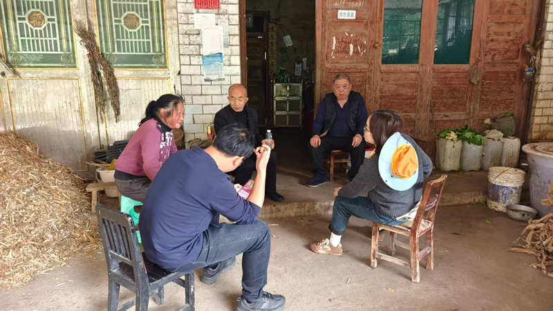 六廣鎮廣田村包村干部徐德偉、吳盼濤到村民家中宣傳合醫政策并幫村民代繳合醫.jpg