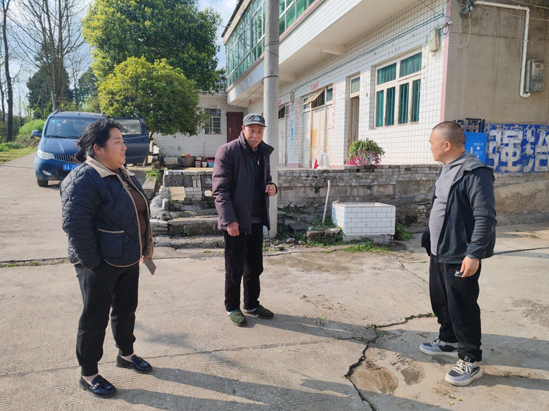 六廣鎮沙坡村包村干部馮先松走訪獨居老人.jpg