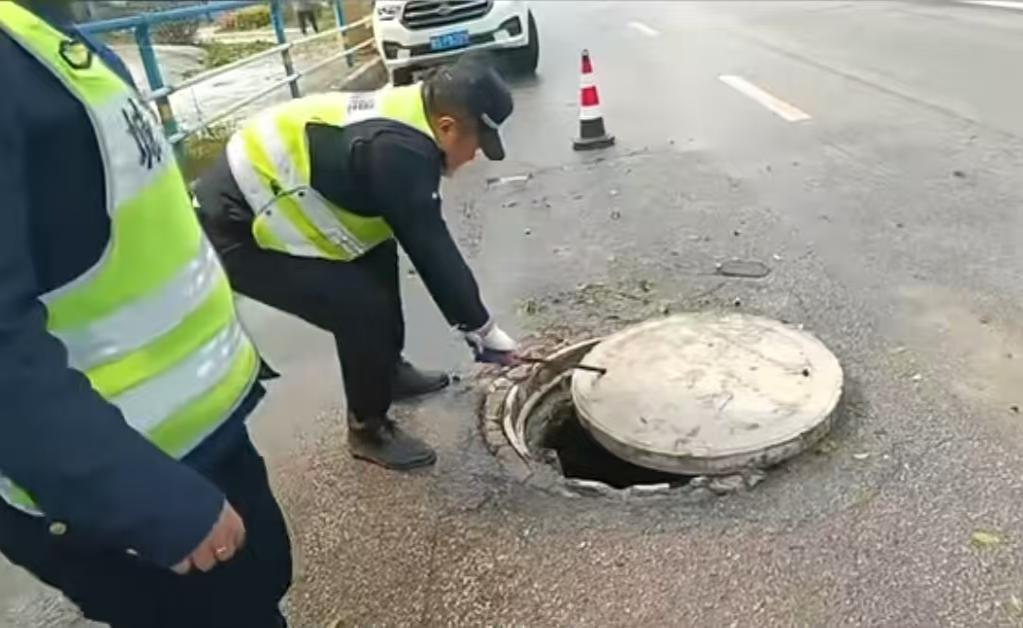 井蓋復(fù)位。