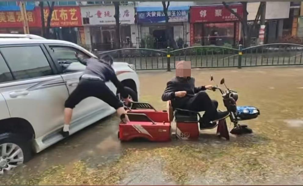 救援被困老人。