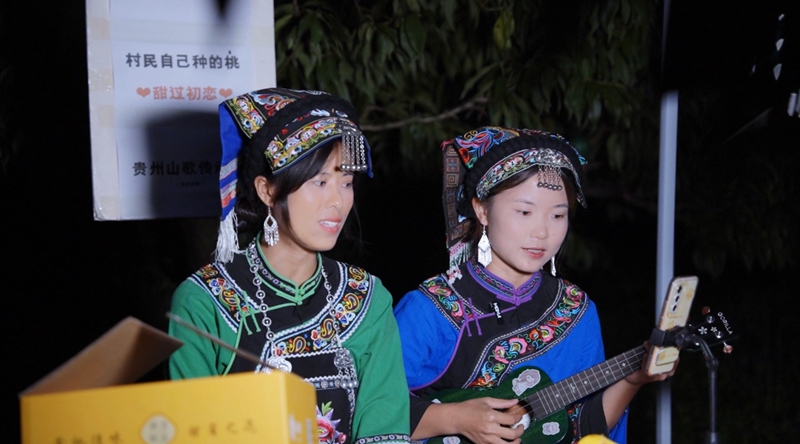 陳星星（左）在直播上為村民賣黃桃。鄢永華攝