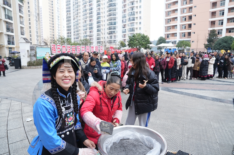 陳星星（左一）通過在網上宣傳下院村“村宴”活動，吸引了眾多游客前來參加，并排隊購買下院村的土特產。鄢永華攝