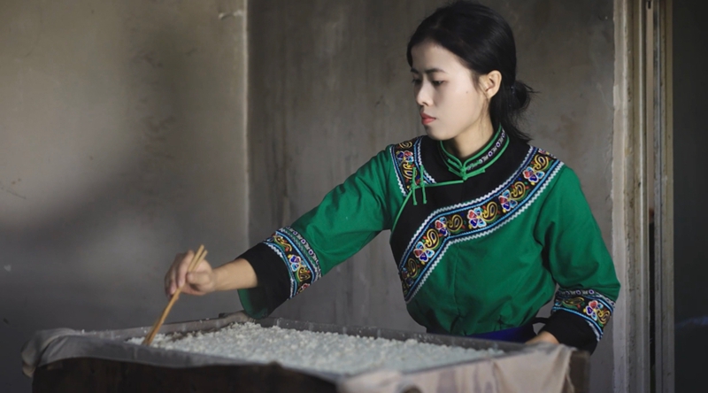 陳星星在制作灰豆腐。鄢永華攝