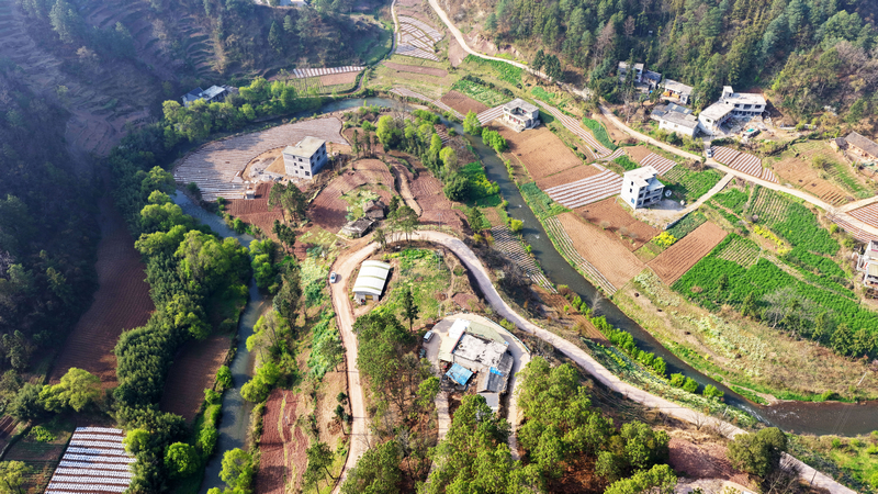 威寧自治縣羊街鎮銀河村元壩組與平壩組的交界處，洛澤河碧水悠悠，沿岸春光秀麗、景色宜人。