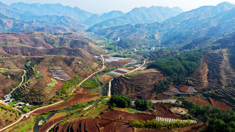 威寧自治縣羊街鎮(zhèn)與大街鄉(xiāng)交界處，洛澤河碧水悠悠、依山蜿蜒，山水相依相映，勾勒出高原河谷獨有的秀美風(fēng)光。