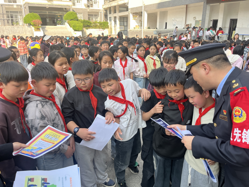 執(zhí)法人員在學校開展宣傳。