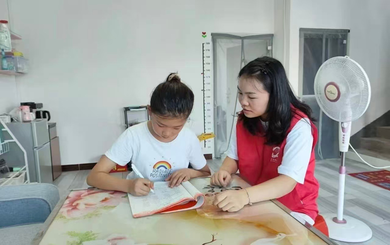 施秉縣雙井鎮黃琴村志愿者輔導小朋友學習。