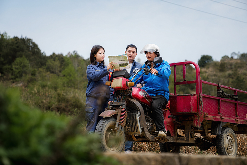 南方電網貴州都勻供電局青年服務隊走村串寨協助村支兩委開展防山火工作。吳吉攝