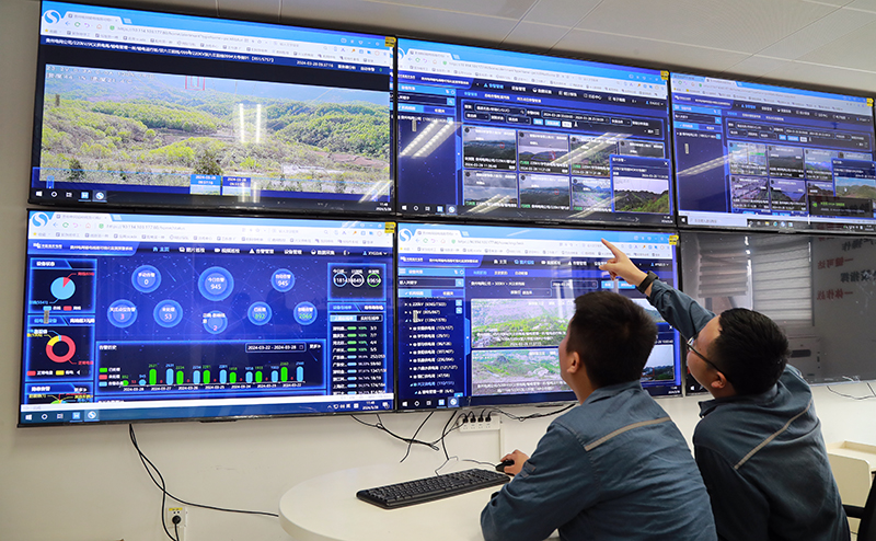 南方電網貴州興義供電局生產指揮中心值班人員應用南方電網山火衛星監測預警系統和貴州電網輸電線路可視化監測預警系統，實時對位于山林區域的輸電線路進行監控。盧關文攝