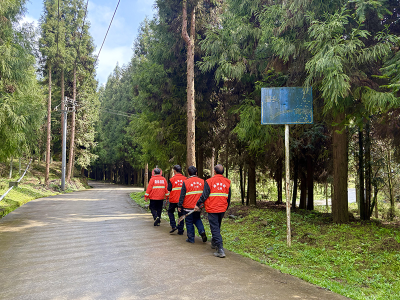 仁懷市喜頭鎮衛星村護林員徒步深入山林、逐山逐坡開展林區的巡查，不放過任何一處火險隱患。