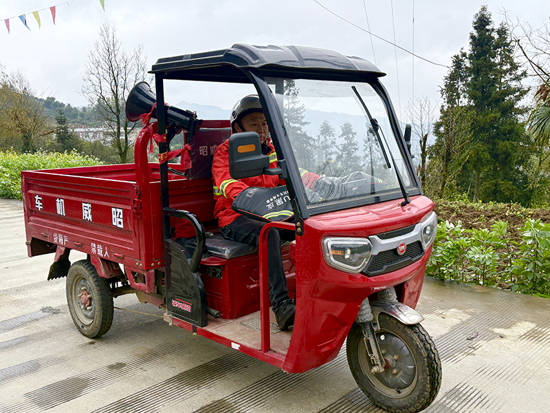 喜頭鎮衛星村的護林員龐云財駕駛三輪車、攜帶高音喇叭，在責任區內走村串寨、流動播報防火宣傳。