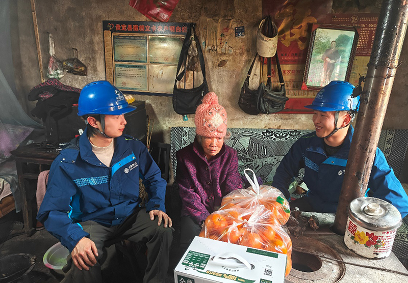 曾錦超、段騎濱事發次日,帶著牛奶、水果前往貴定縣下拉東村探望獨居獲救老人的場景。