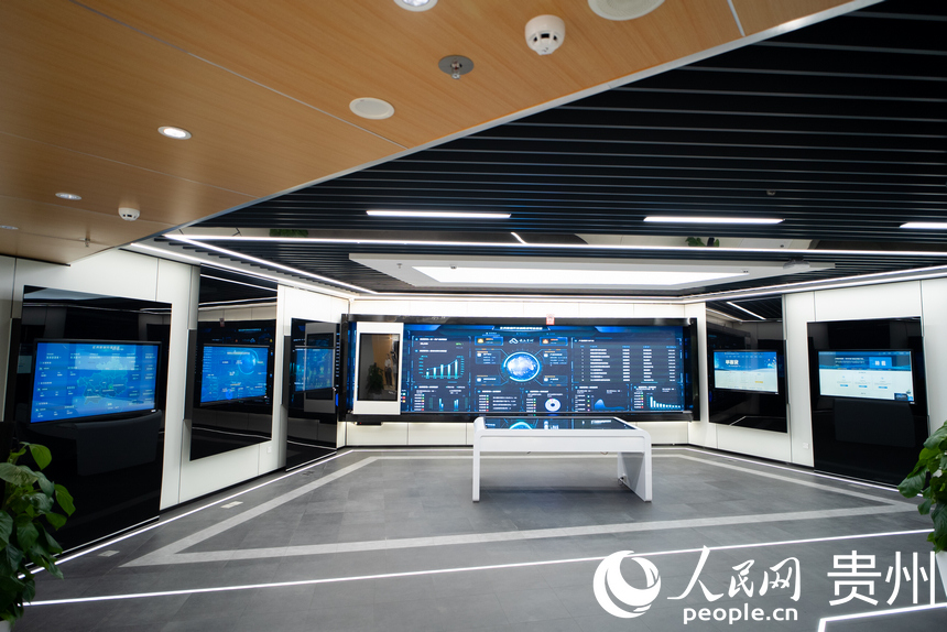 貴陽(yáng)大數(shù)據(jù)交易所一隅。人民網(wǎng)記者  涂敏攝