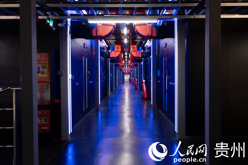 貴安新區(qū)中國(guó)移動(dòng)（貴陽(yáng)）數(shù)據(jù)中心倉(cāng)儲(chǔ)式數(shù)據(jù)機(jī)房。人民網(wǎng)記者 涂敏攝