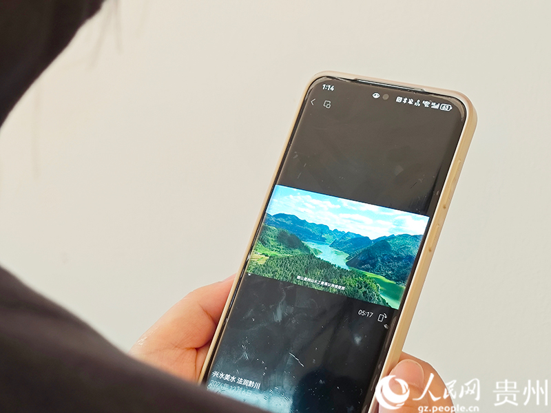 群眾觀看水利法治宣傳片。人民網 龍章榆攝